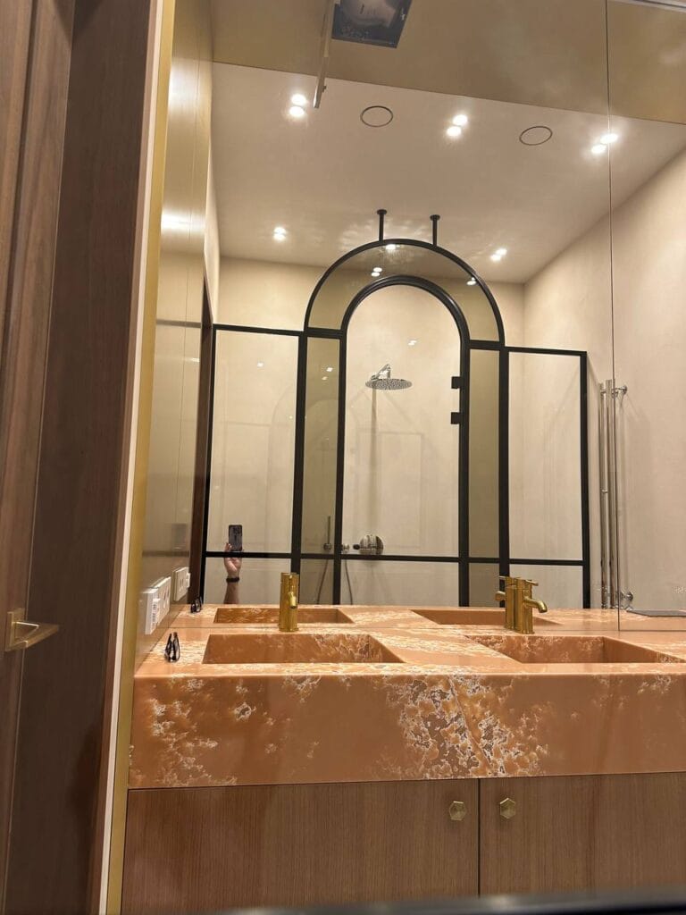 Перегородка с дверью из стекла для душевой