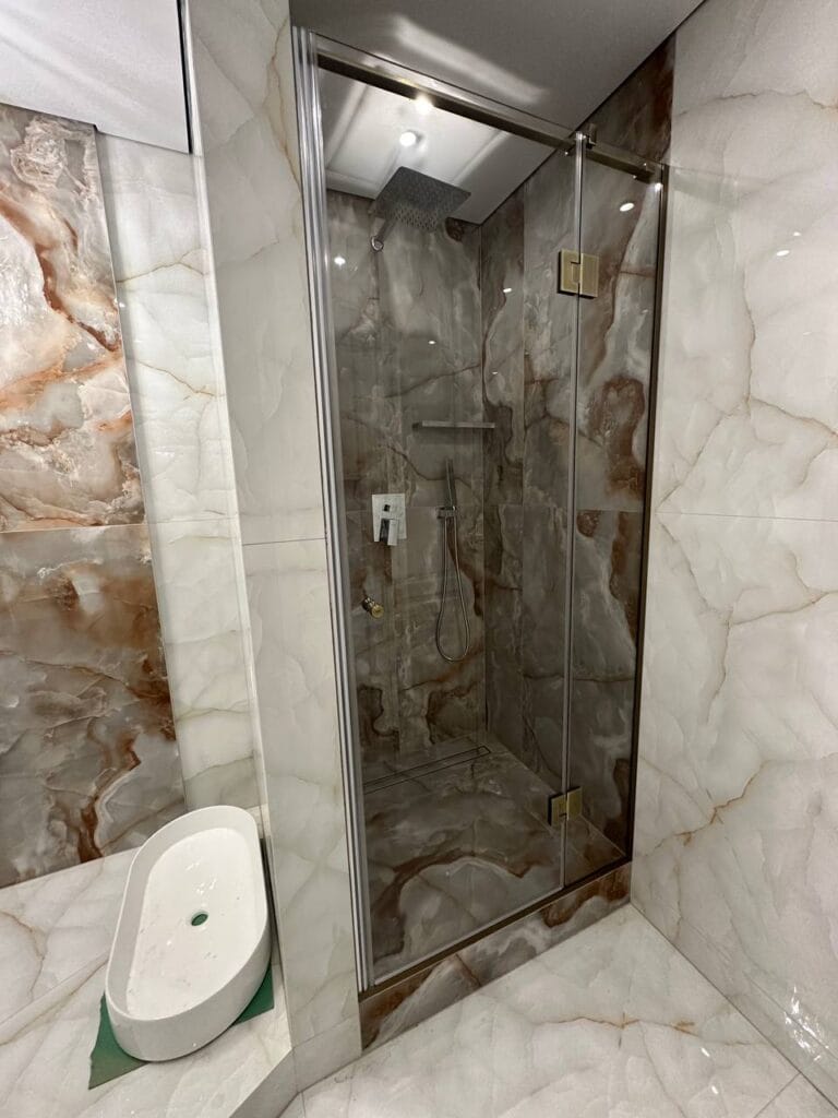 Стеклянная дверь и перегородка в душевую