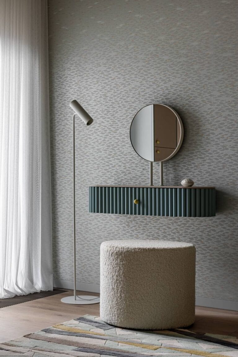 Круглое зеркало в стальной раме