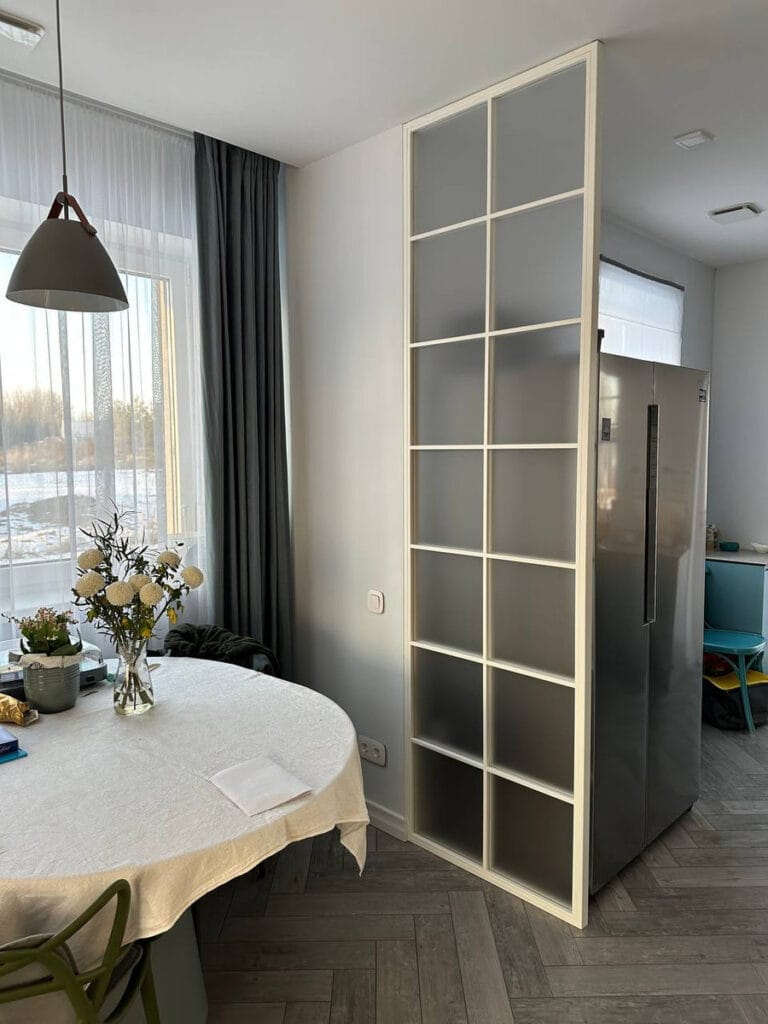 Лофт перегородка белого цвета на кухне
